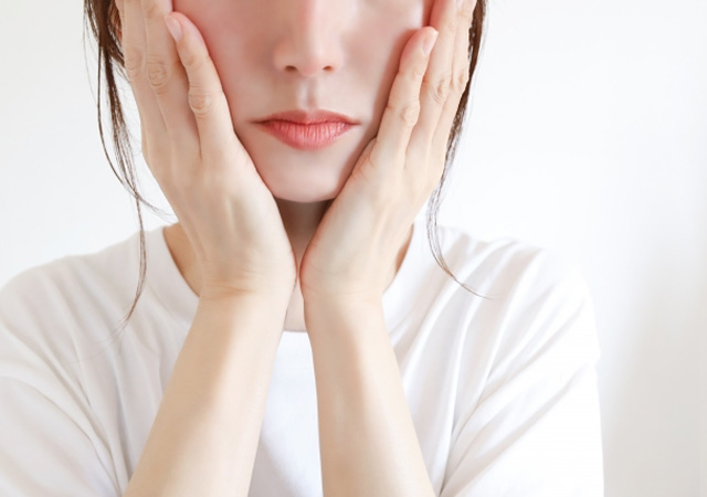 インプラント治療に不安を感じている女性の画像