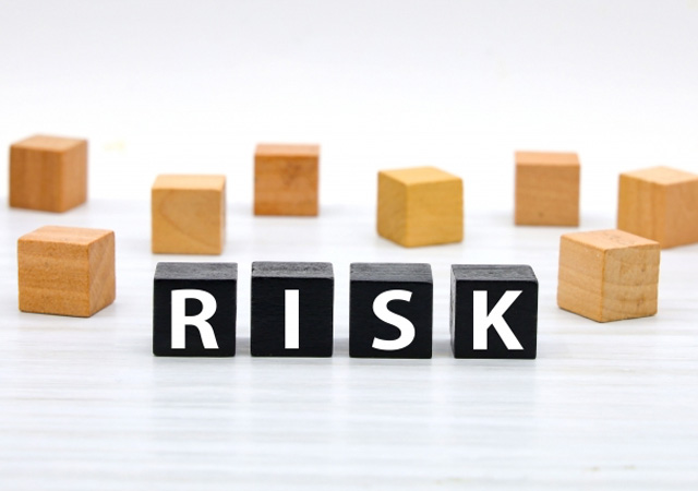 積み木に「RISK」と書かれた画像