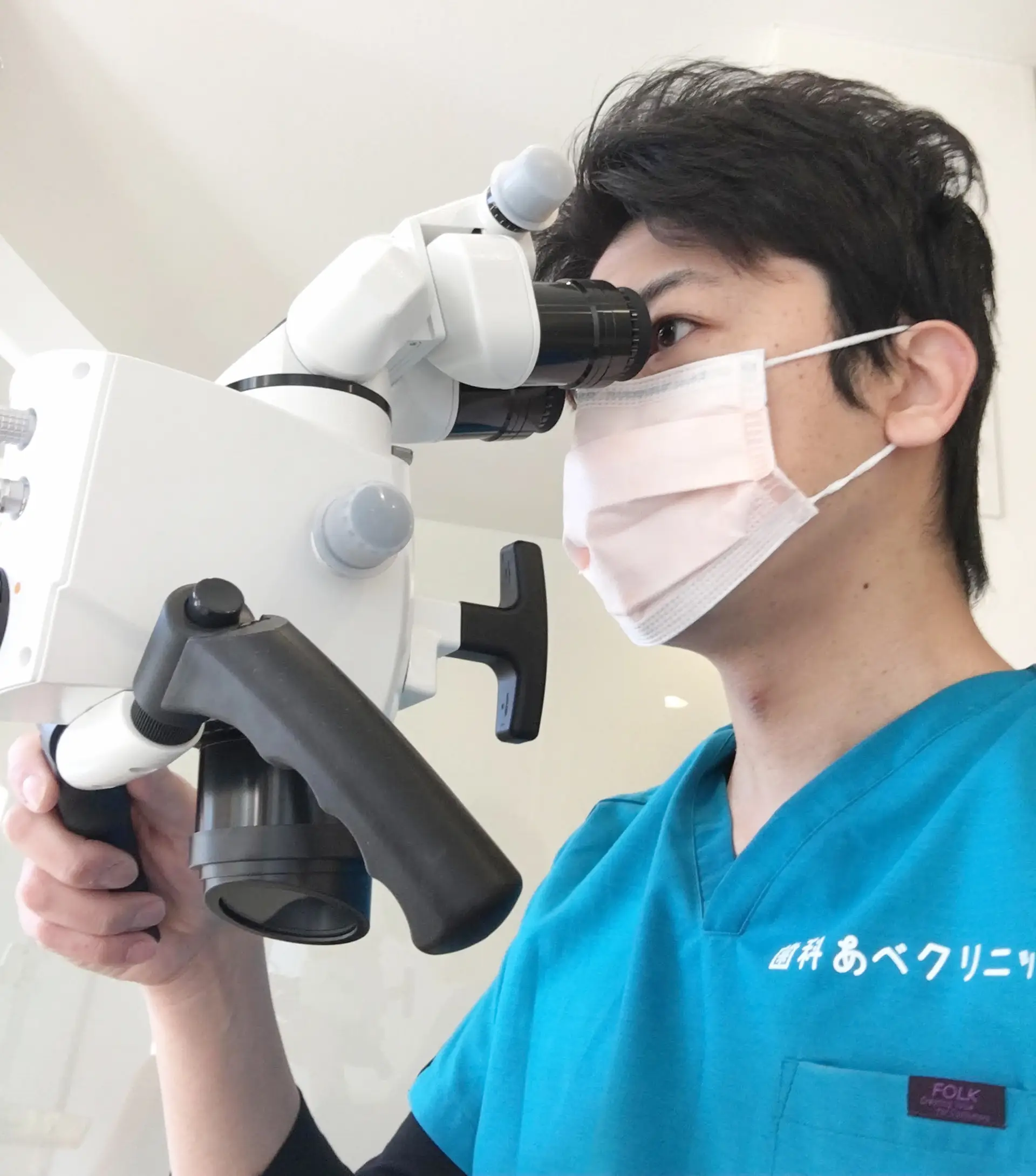 マイクロスコープで精密に処置
