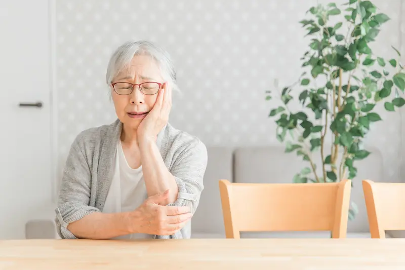 歯痛に悩む高齢女性