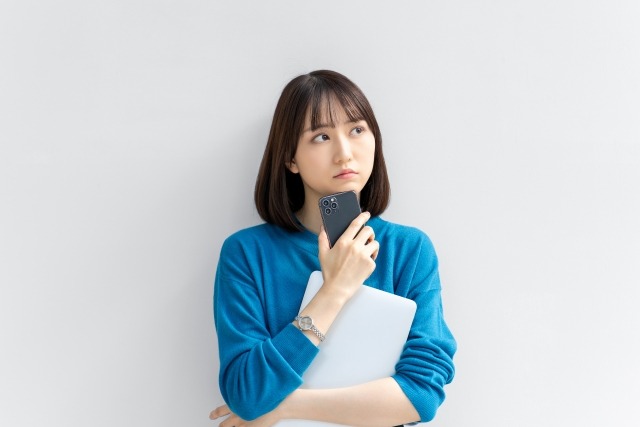 インプラントを検討する女性