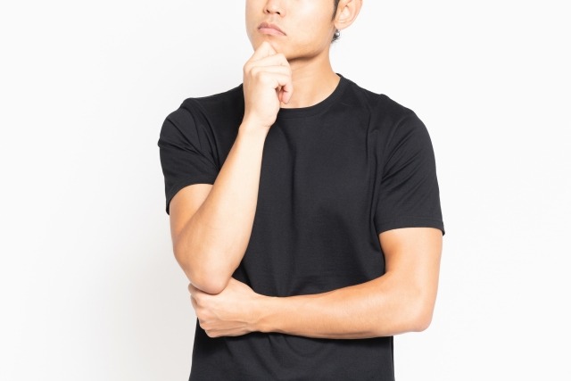 疑問を感じている男性