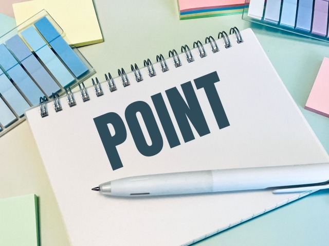 POINTと書かれたノートと付箋、ボールペン